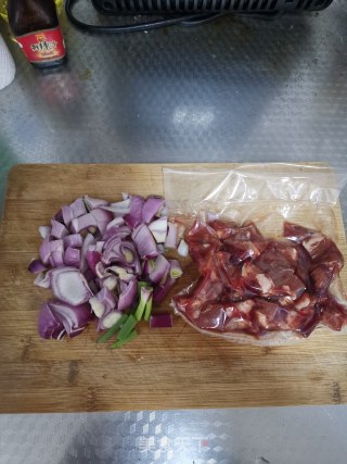 牛肉爆洋葱步骤1
