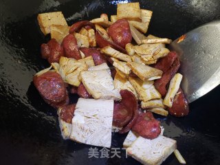 五香豆腐炒腊肠步骤4