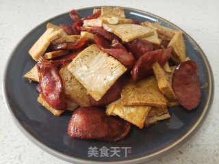 五香豆腐炒腊肠步骤5