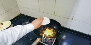 家常炒凉粉步骤6