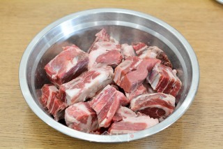 牛仔骨炖豆腐结步骤1