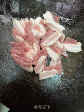 五花肉腊肠炒尖椒步骤1