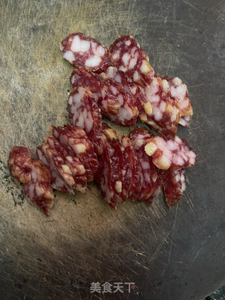 五花肉腊肠炒尖椒步骤3