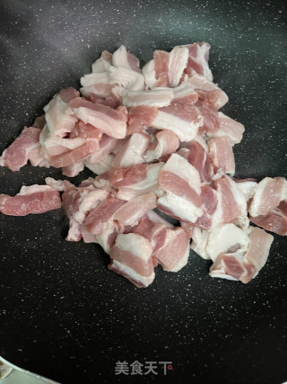 五花肉腊肠炒尖椒步骤4