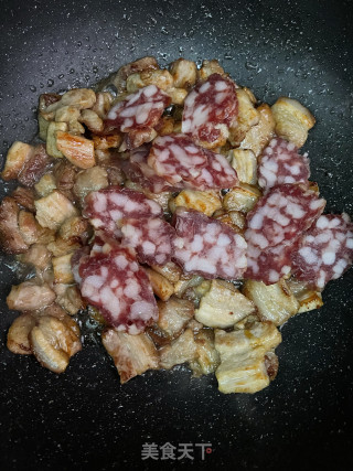 五花肉腊肠炒尖椒步骤6