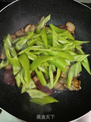 五花肉腊肠炒尖椒步骤7