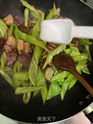 五花肉腊肠炒尖椒步骤8