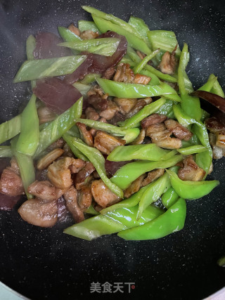 五花肉腊肠炒尖椒步骤9