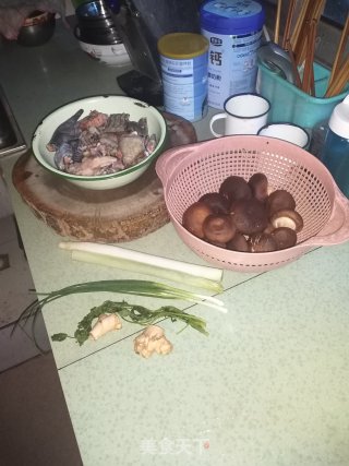 砂锅炖鸡步骤1