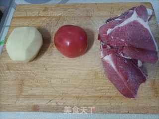 番茄土豆肥牛汤步骤1