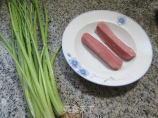 烤肠炒芹菜步骤1