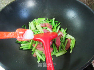 烤肠炒芹菜步骤6