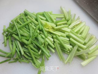烤肠炒芹菜步骤4