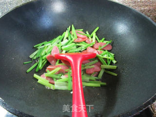 烤肠炒芹菜步骤8