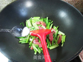 烤肠炒芹菜步骤7