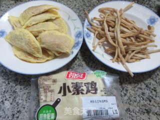 黄花菜蛋饺烧小素鸡步骤1