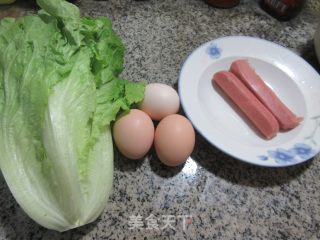 烤肠生菜炒鸡蛋步骤1