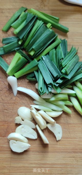 青蒜炒麻辣肠步骤2