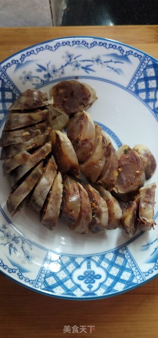 青蒜炒麻辣肠步骤1