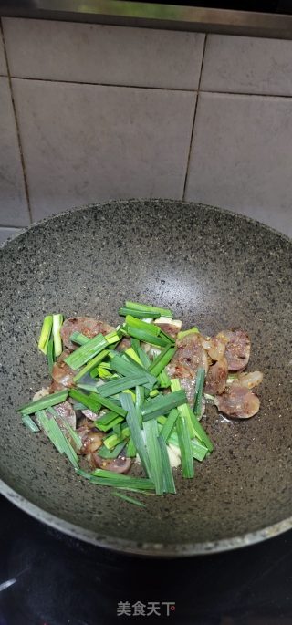 青蒜炒麻辣肠步骤4