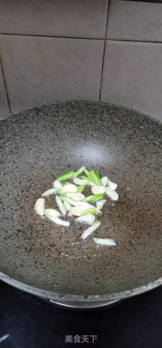 青蒜炒麻辣肠步骤3