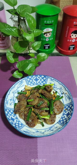 青蒜炒麻辣肠步骤6
