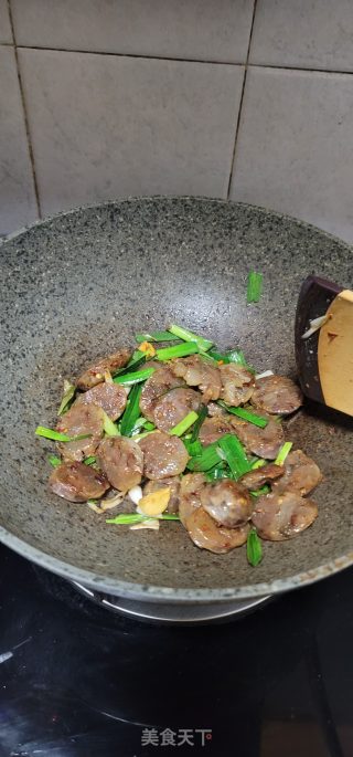 青蒜炒麻辣肠步骤5