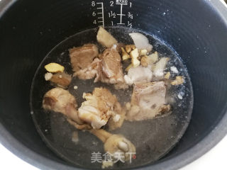 腊排骨炖萝卜步骤3