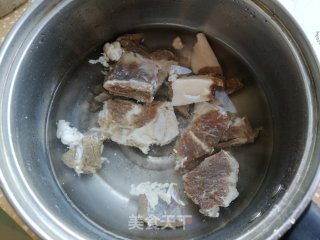 腊排骨炖萝卜步骤2