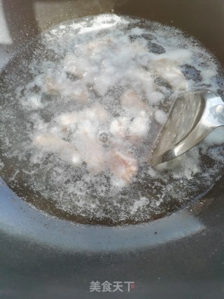 五花肉烧毛豆步骤1