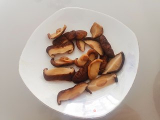 香菇木耳烧白菜步骤1