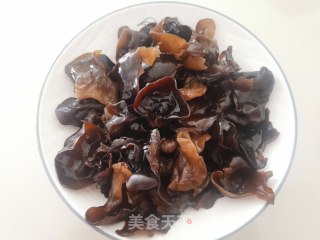 香菇木耳烧白菜步骤2