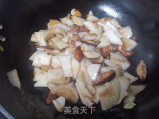 香菇木耳烧白菜步骤6