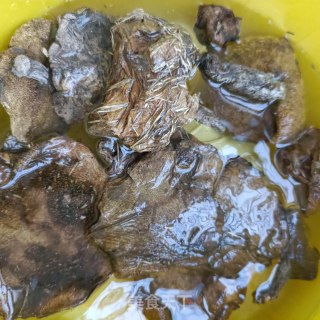 “腊味”腊兔辣肠炒松蘑步骤2 “腊味”腊兔辣肠炒松蘑步骤2