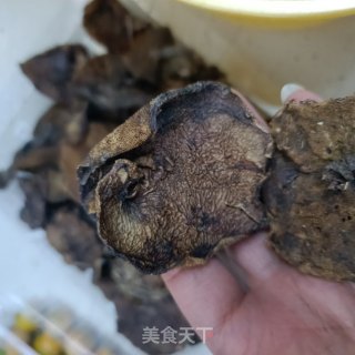 “腊味”腊兔辣肠炒松蘑步骤1 “腊味”腊兔辣肠炒松蘑步骤1