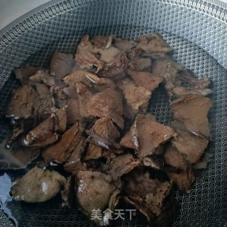 “腊味”腊兔辣肠炒松蘑步骤3 “腊味”腊兔辣肠炒松蘑步骤3