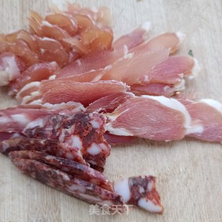 “腊味”腊兔辣肠炒松蘑步骤5 “腊味”腊兔辣肠炒松蘑步骤5