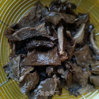 “腊味”腊兔辣肠炒松蘑步骤8 “腊味”腊兔辣肠炒松蘑步骤8