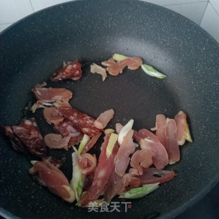 “腊味”腊兔辣肠炒松蘑步骤10 “腊味”腊兔辣肠炒松蘑步骤10