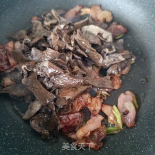 “腊味”腊兔辣肠炒松蘑步骤12 “腊味”腊兔辣肠炒松蘑步骤12