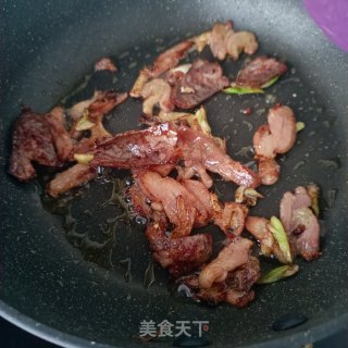 “腊味”腊兔辣肠炒松蘑步骤11 “腊味”腊兔辣肠炒松蘑步骤11