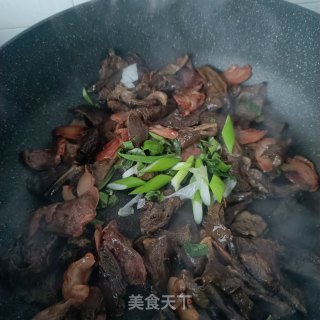 “腊味”腊兔辣肠炒松蘑步骤14 “腊味”腊兔辣肠炒松蘑步骤14