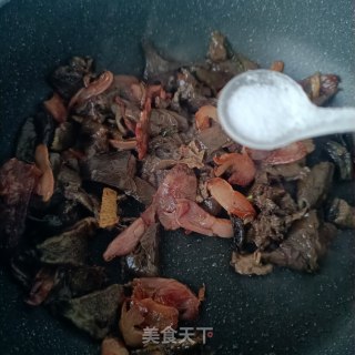 “腊味”腊兔辣肠炒松蘑步骤13 “腊味”腊兔辣肠炒松蘑步骤13
