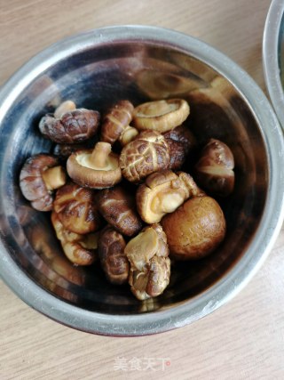 香菇土豆烧鸡肉步骤1