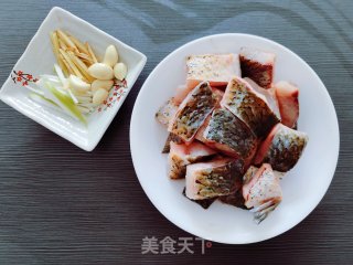 不用油炸的红烧鱼块，香而不腻肉质鲜嫩步骤1