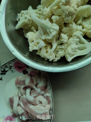 五花肉焖花菜步骤1