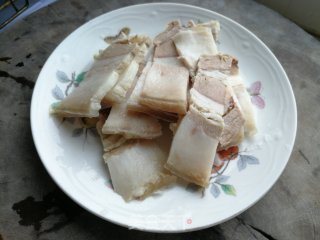 回锅肉炒白菜步骤1