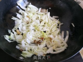 回锅肉炒白菜步骤4