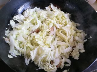 回锅肉炒白菜步骤5