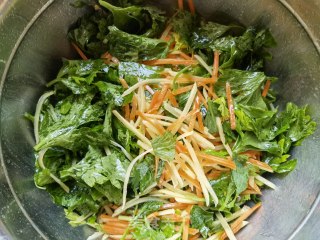 炒三色蒸菜步骤5